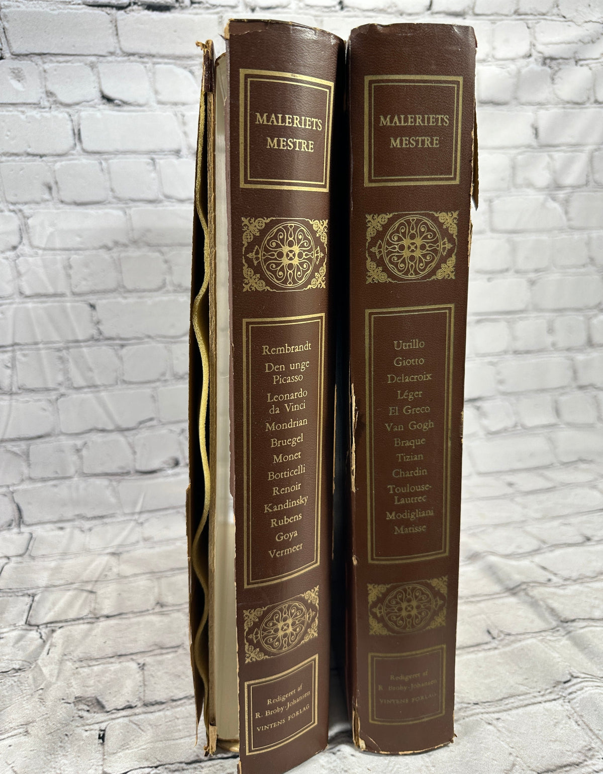 Maleriets Mestre edited by R. Broby-Johansen, 1965-1966 Vintens Forlag set - the two collector's cases, spines