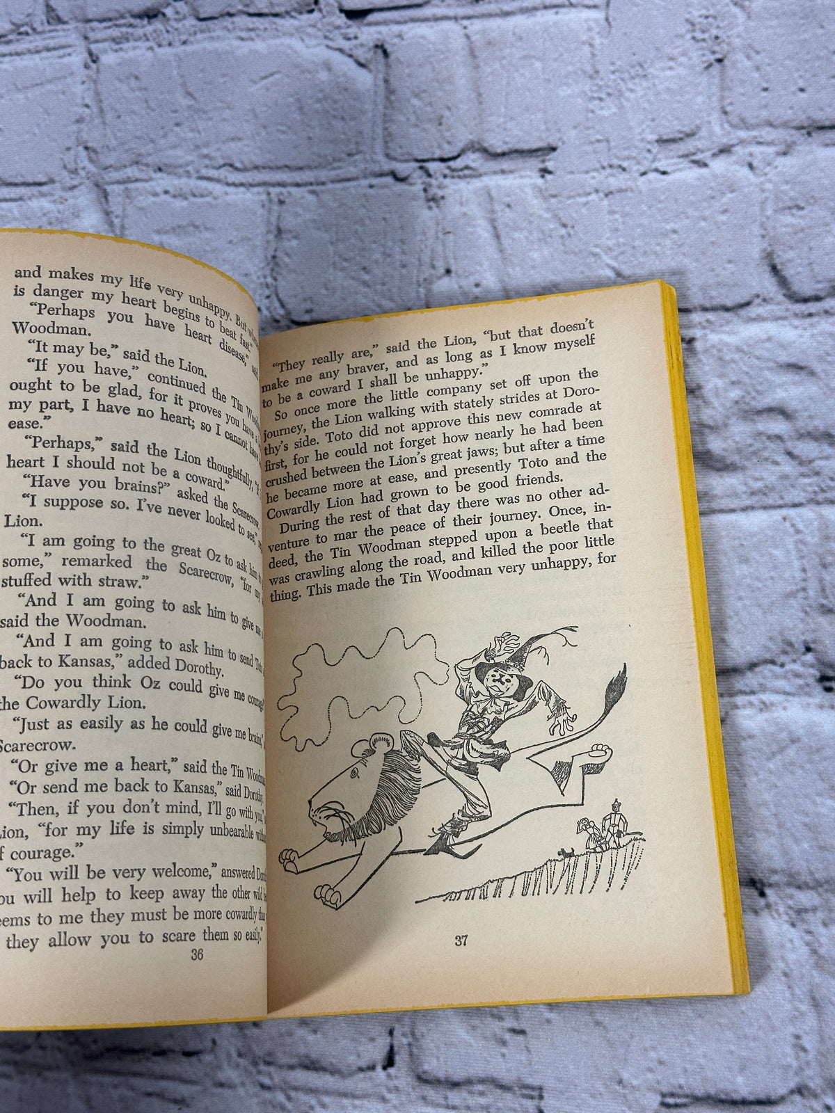 The Wizard of Oz by L. Frank Baum, 1971 Scholastic Book Services paperback - interior pages with illustration