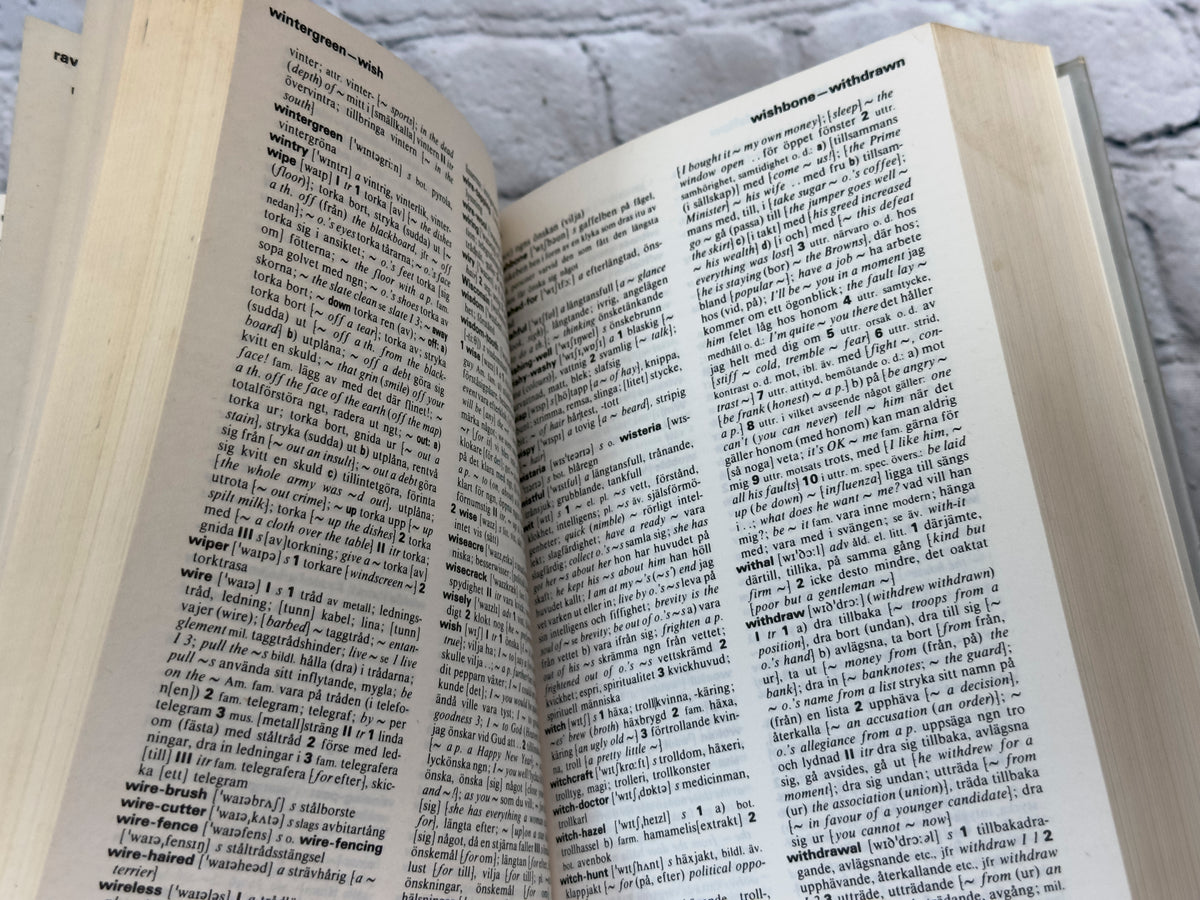 Engelsk-svenska / Svensk-engelska Ordboken, 1983 Esselte Studium hardcover - dictionary pages