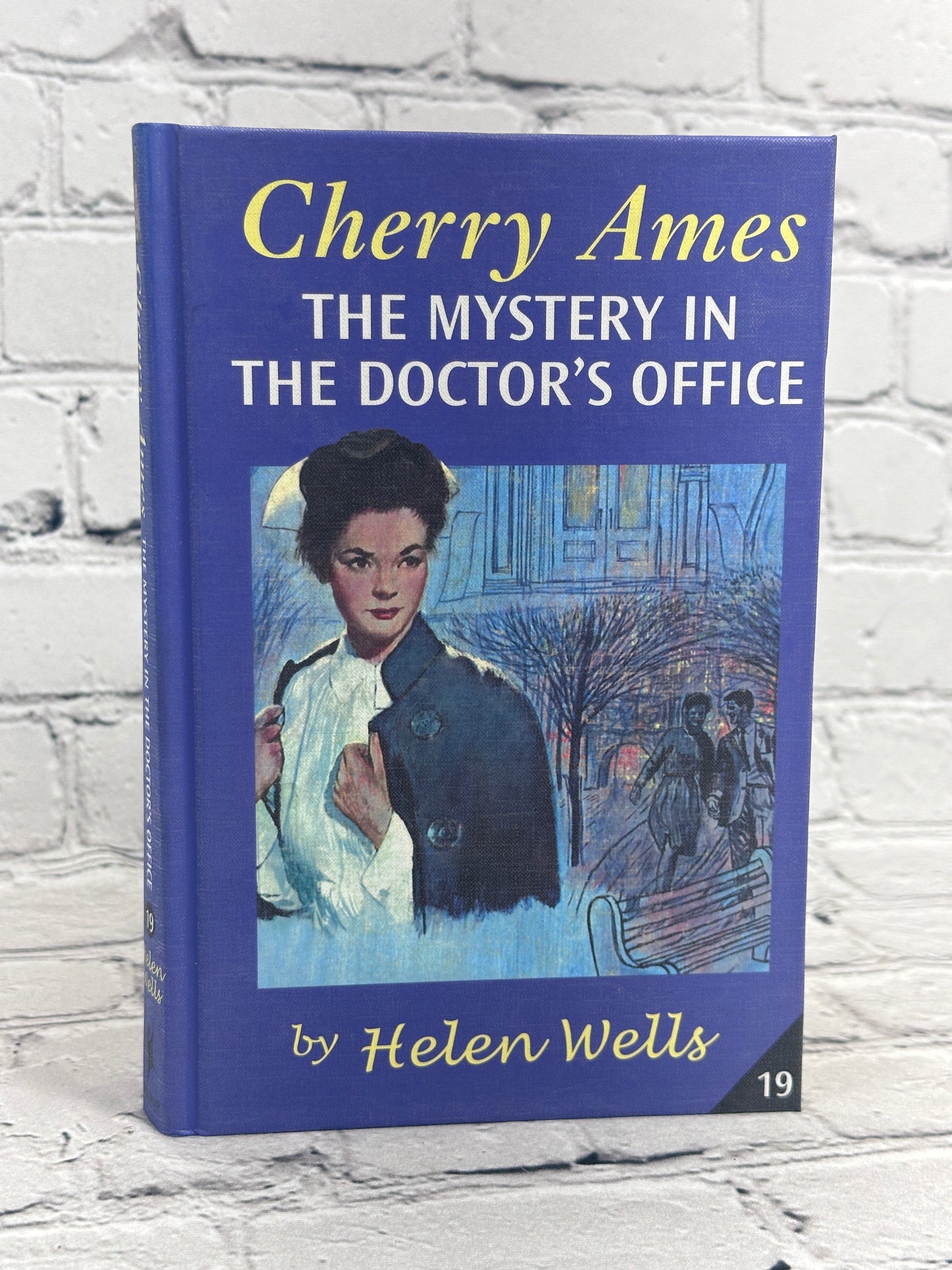 Cherry Ames: Mystery in the Doctor's Office [Springer Publishing · #19 · 2008]