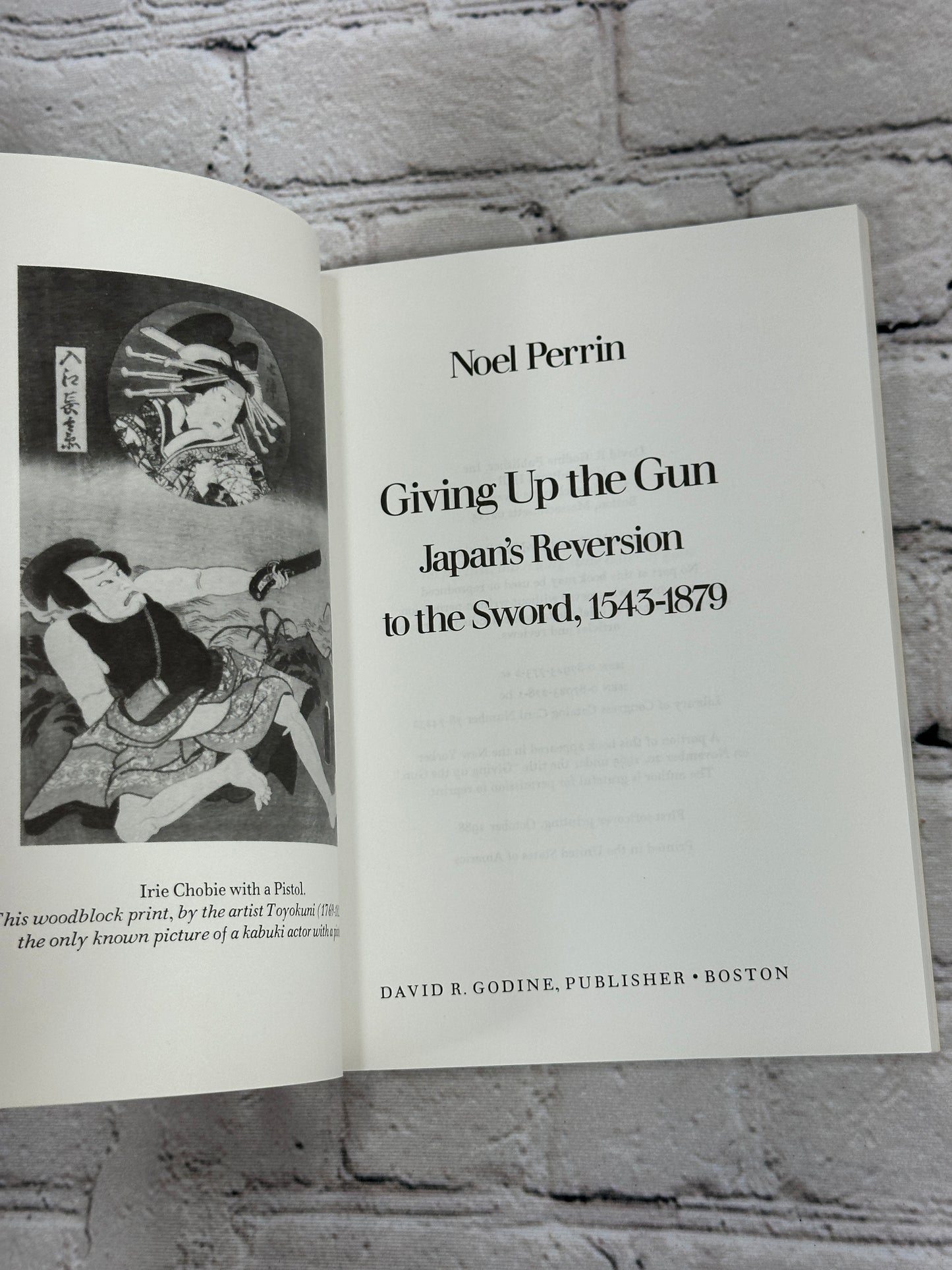 Giving up the Gun: Japan's Reversion to the Sword by Noel Perrin [1988]