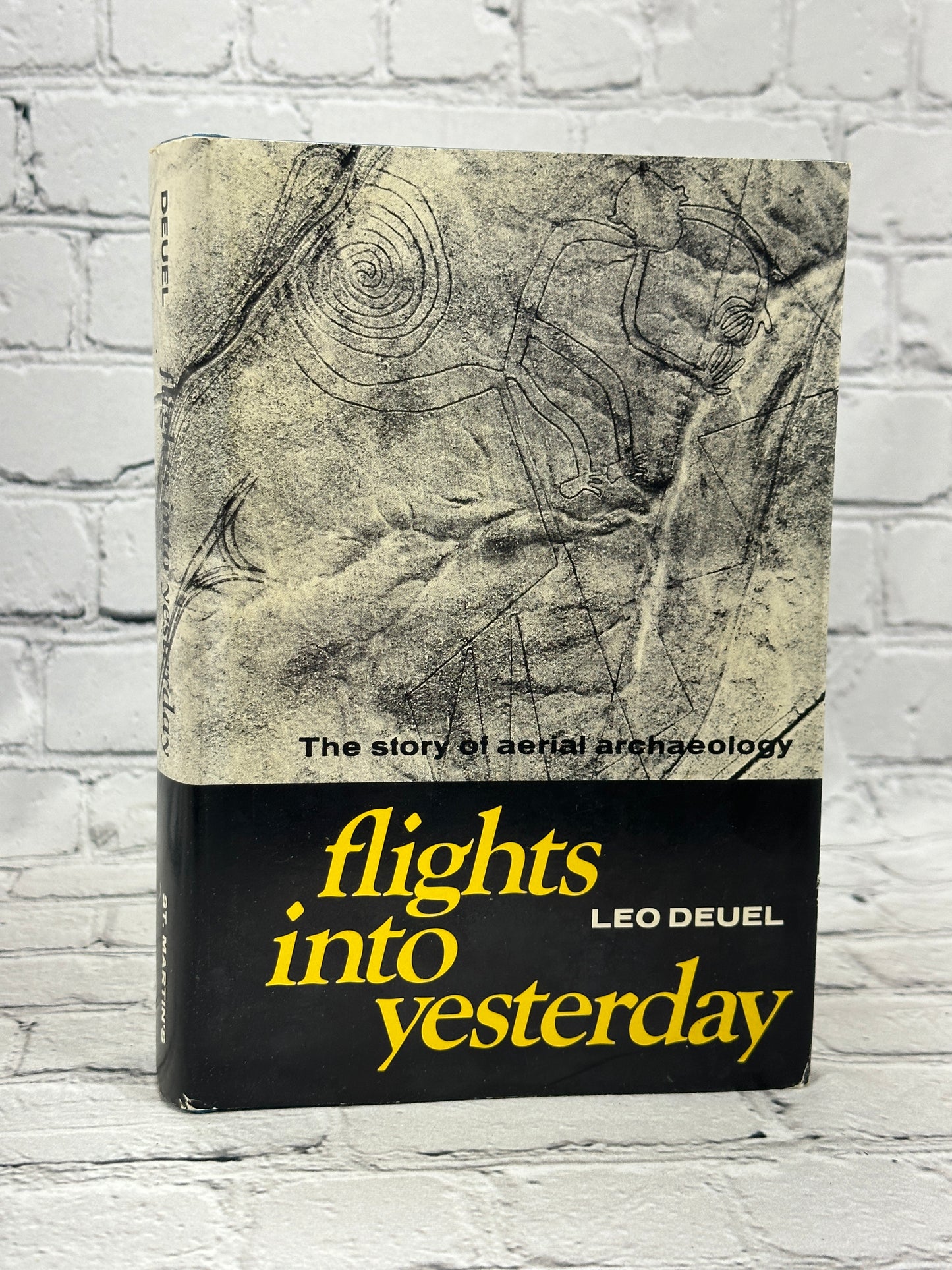 Flights into Yesterday: The Story of Aerial Archaeology by Leo Deuel [1969]