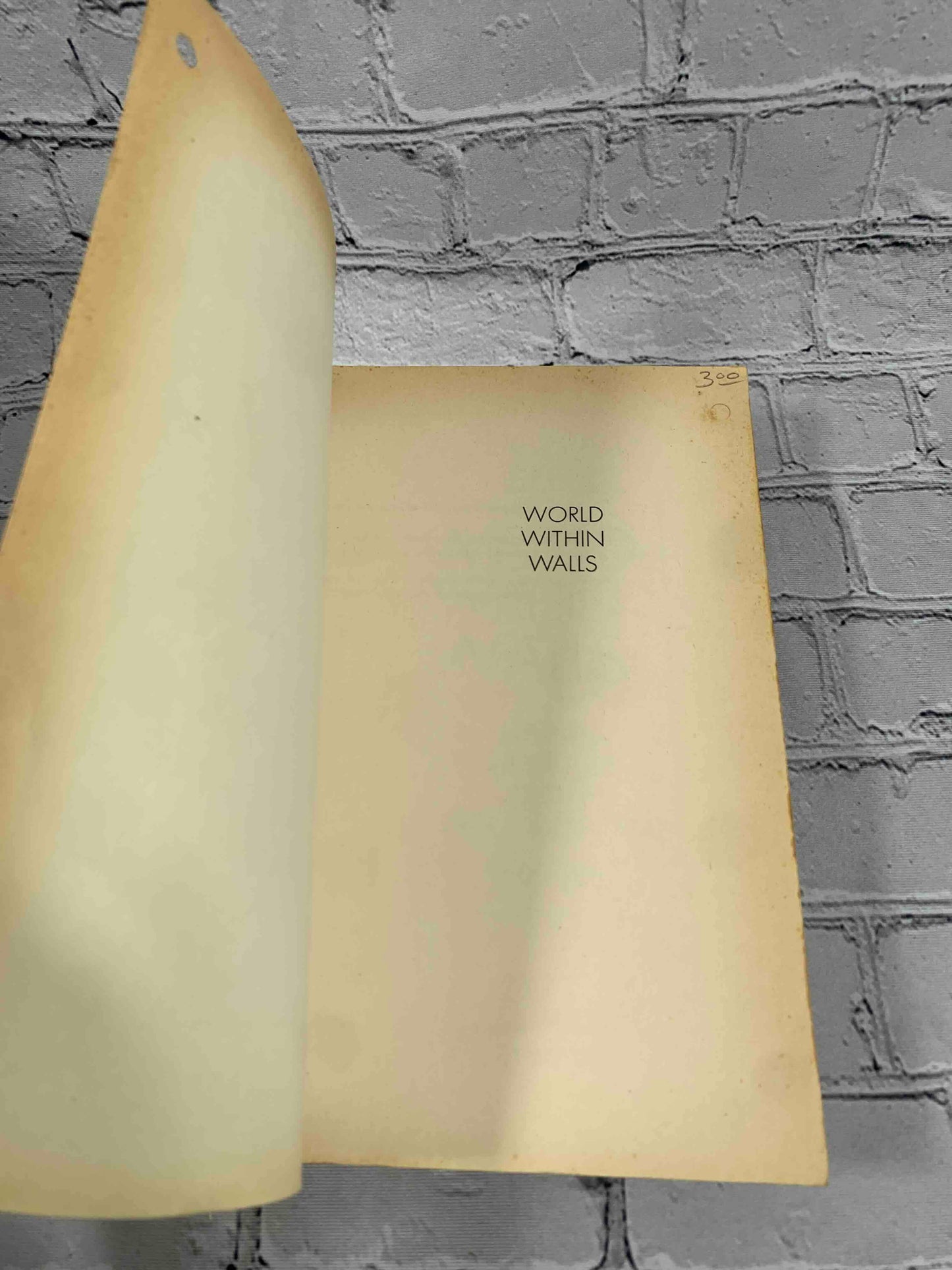 World within walls: Japanese literature of the pre-modern era, 1600-1867