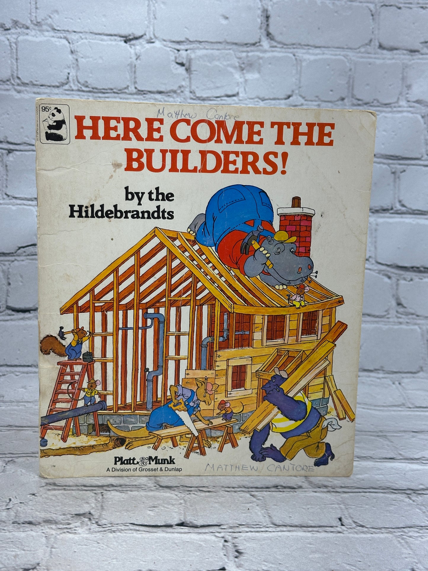 Here Comes the Builders! Illustrated by Hildebrandts [Pandaback Book · 1978]