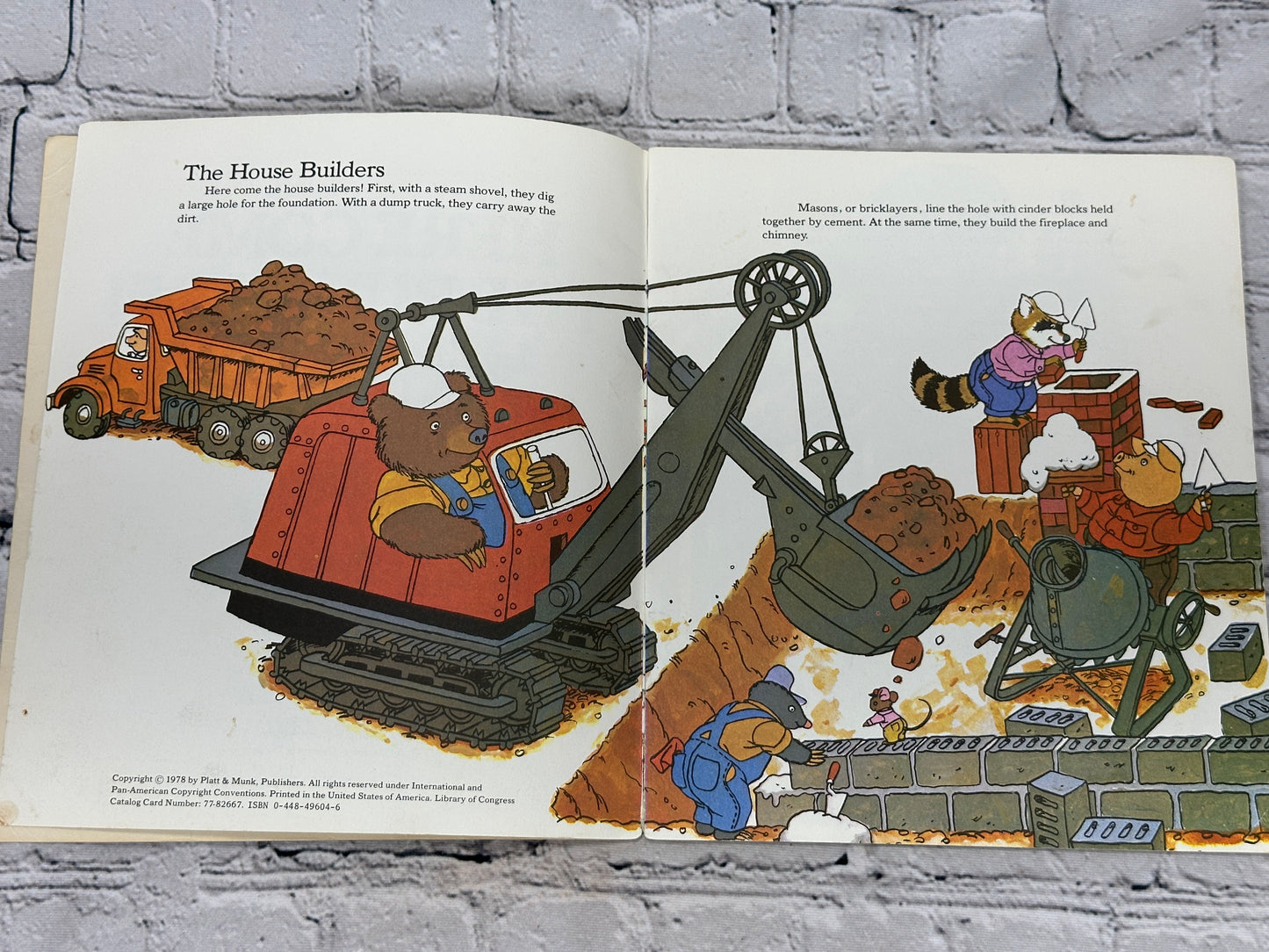 Here Comes the Builders! Illustrated by Hildebrandts [Pandaback Book · 1978]