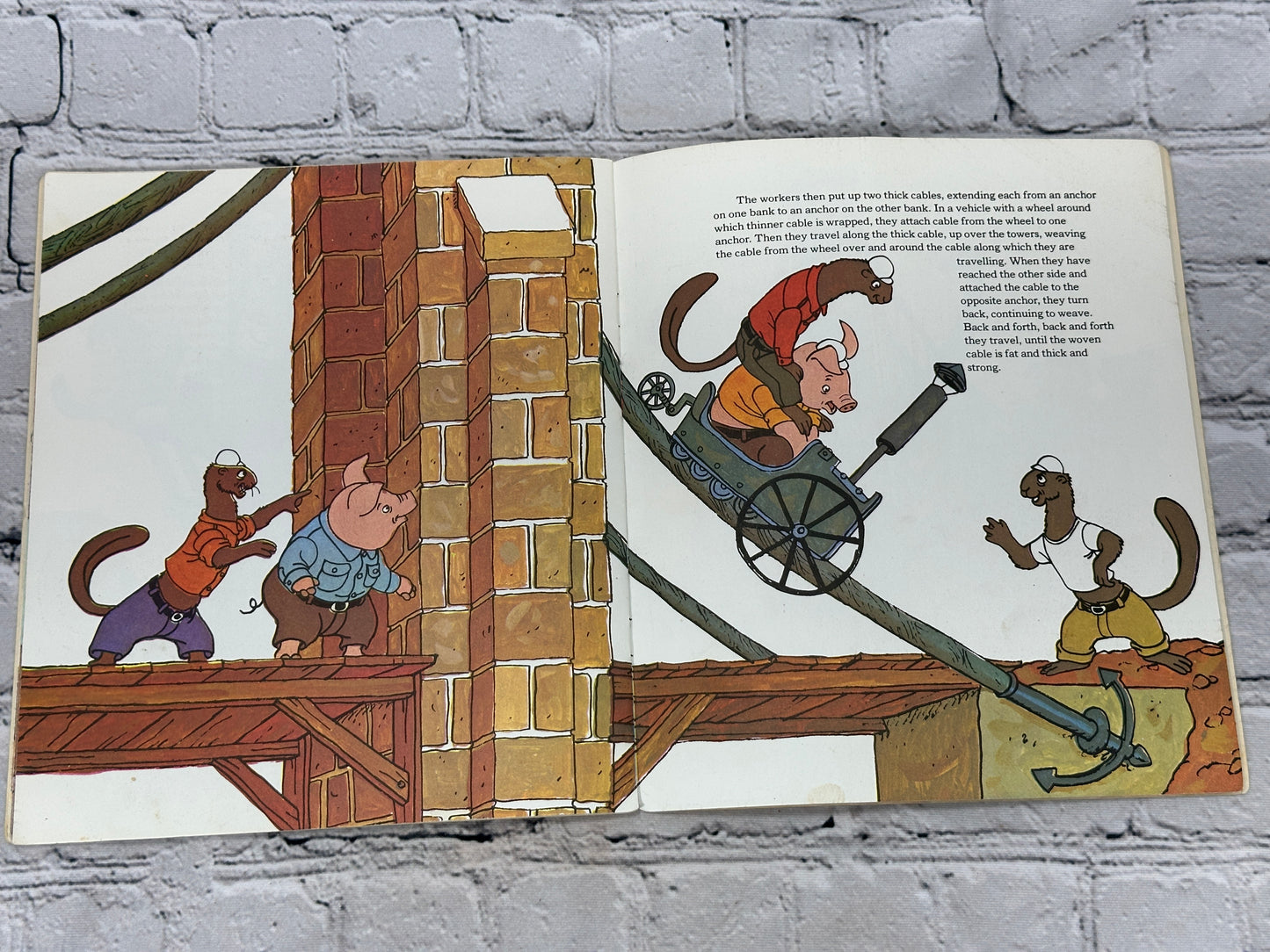 Here Comes the Builders! Illustrated by Hildebrandts [Pandaback Book · 1978]