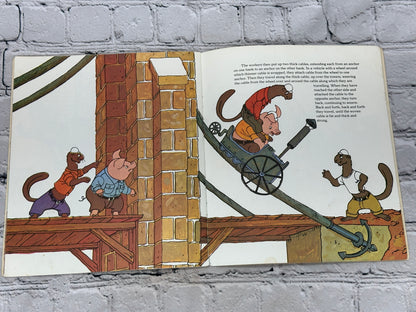 Here Comes the Builders! Illustrated by Hildebrandts [Pandaback Book · 1978]
