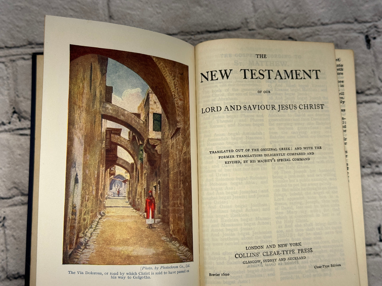 Holy Bible: New Testament and Psalms [Illustrated · Collins Clear Type]