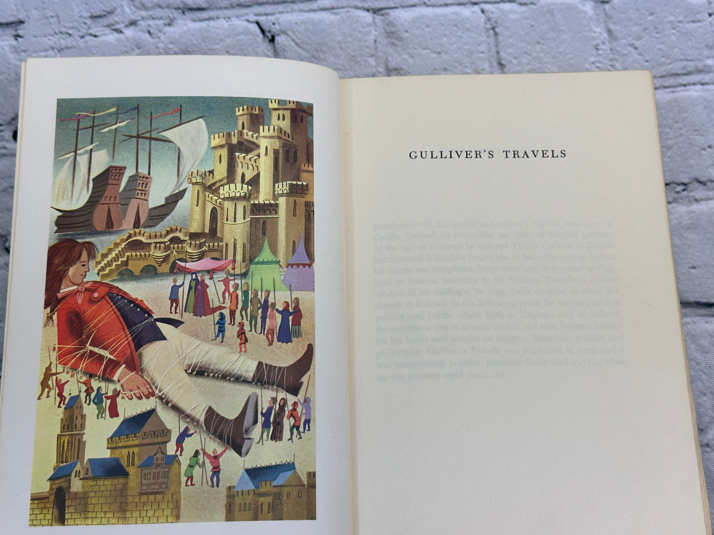 Gulliver's Travels by Jonathan Swift [Illustrated · Junior Deluxe Edition]