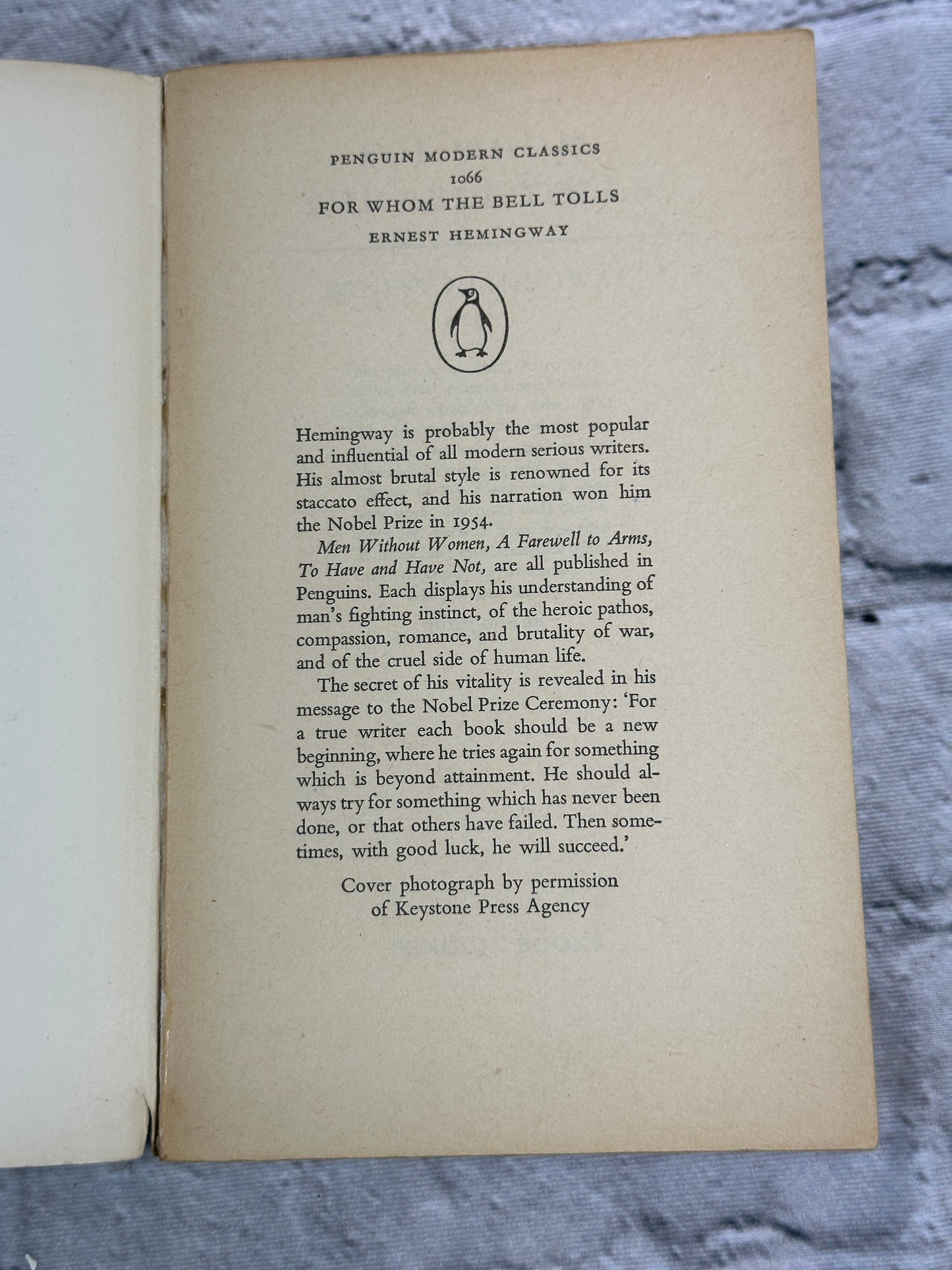 For Whom the Bell Tolls by Ernest Hemingway [1961 · Penguin Modern Classics]