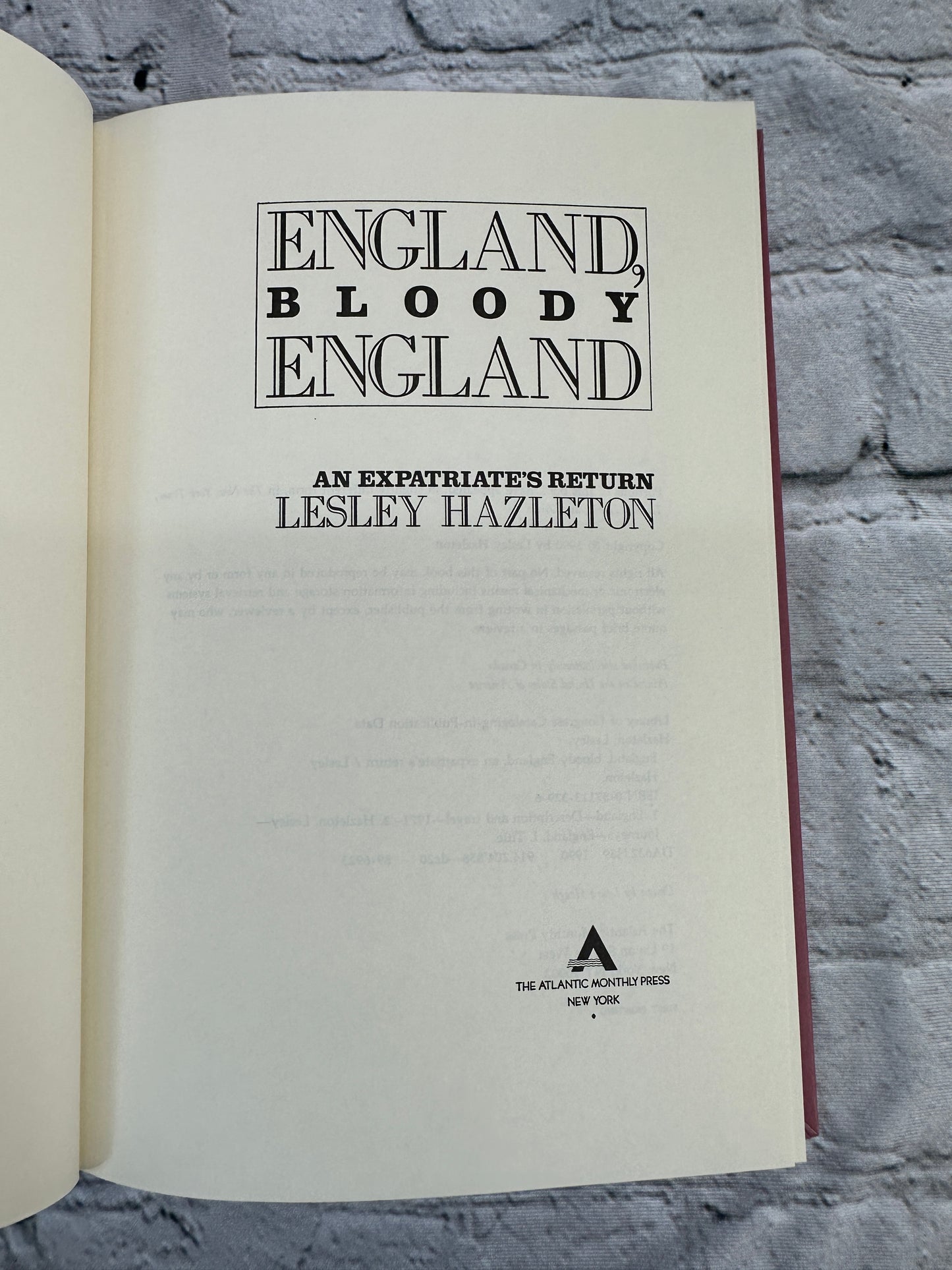 England Bloody England: An Expatriate's Return by Lesley Hazleton [1990]