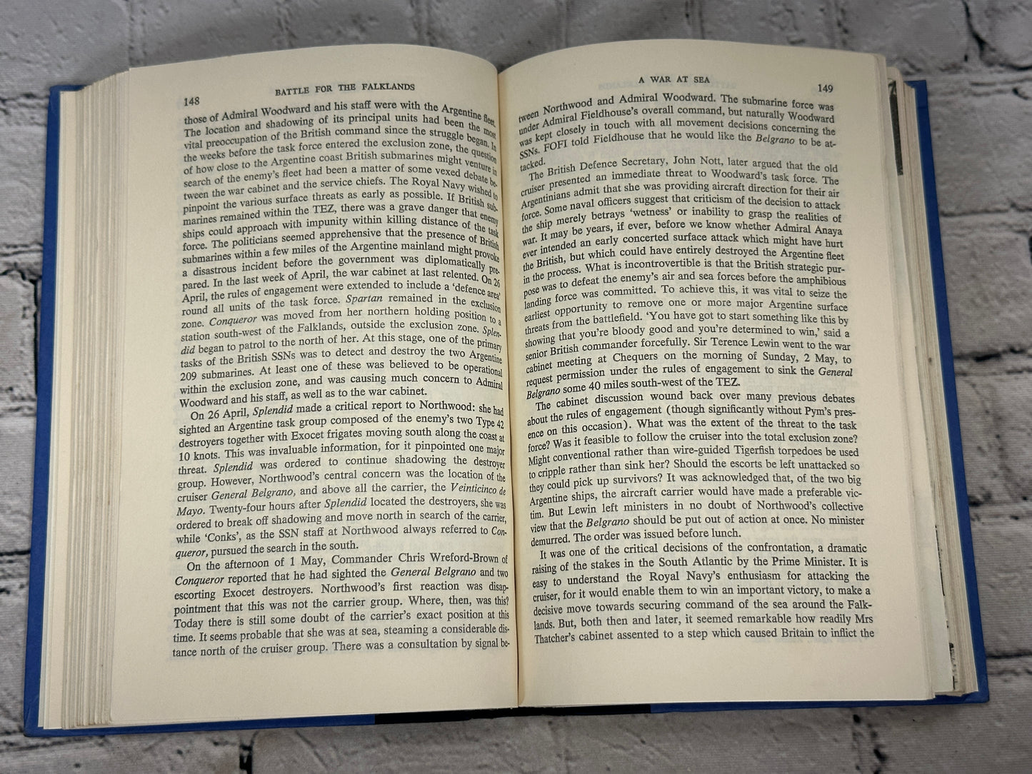 The Battle for the Falklands by Simon Jenkins, Max Hastings [1983 · Book Club Ed]