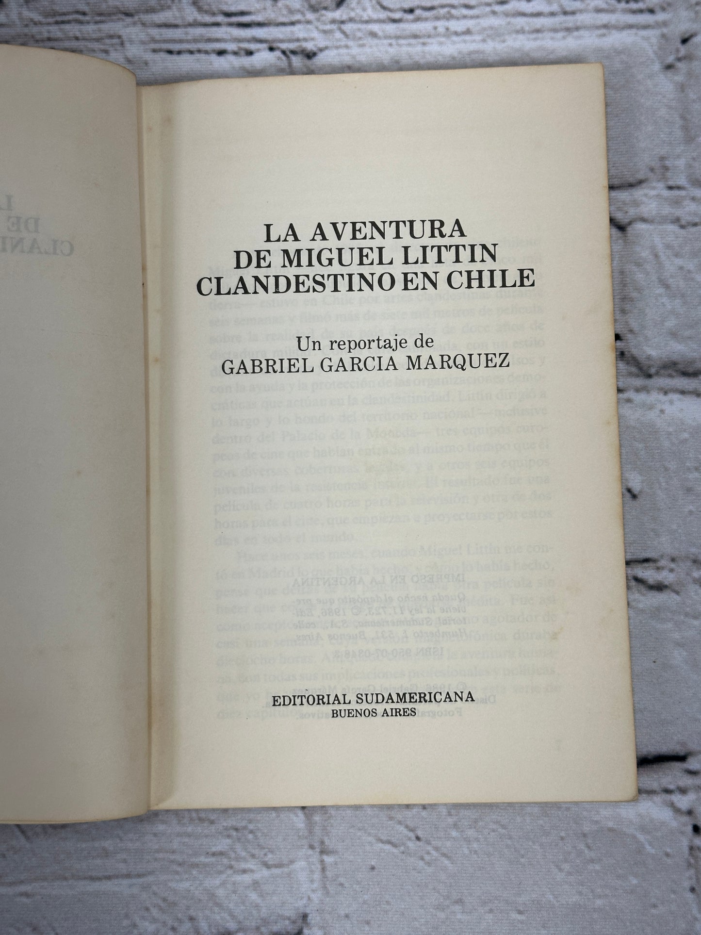 La aventura de Miguel Littín clandestino en Chile By Gabriel Garcia Marquez 1986