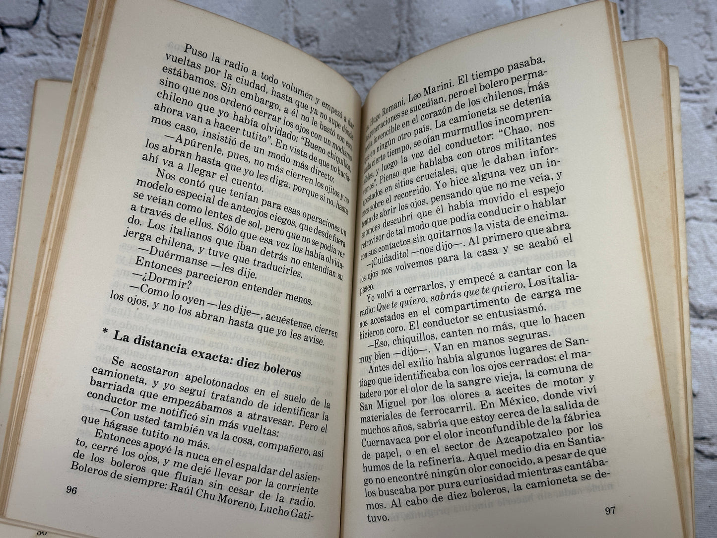 La aventura de Miguel Littín clandestino en Chile By Gabriel Garcia Marquez 1986