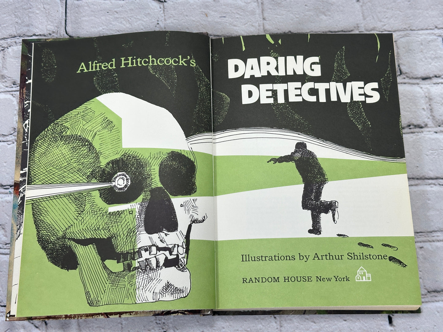 Alfred Hitchcock's Daring Detectives [1st Edition · 1969]