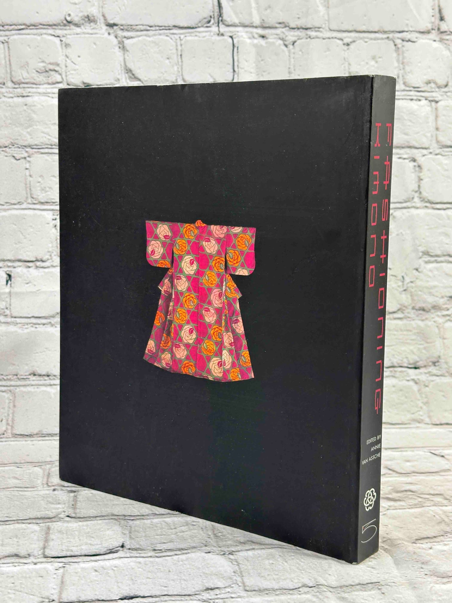 Fashioning Kimono: Dress and Modernity in Early Twentieth-Century Japan
