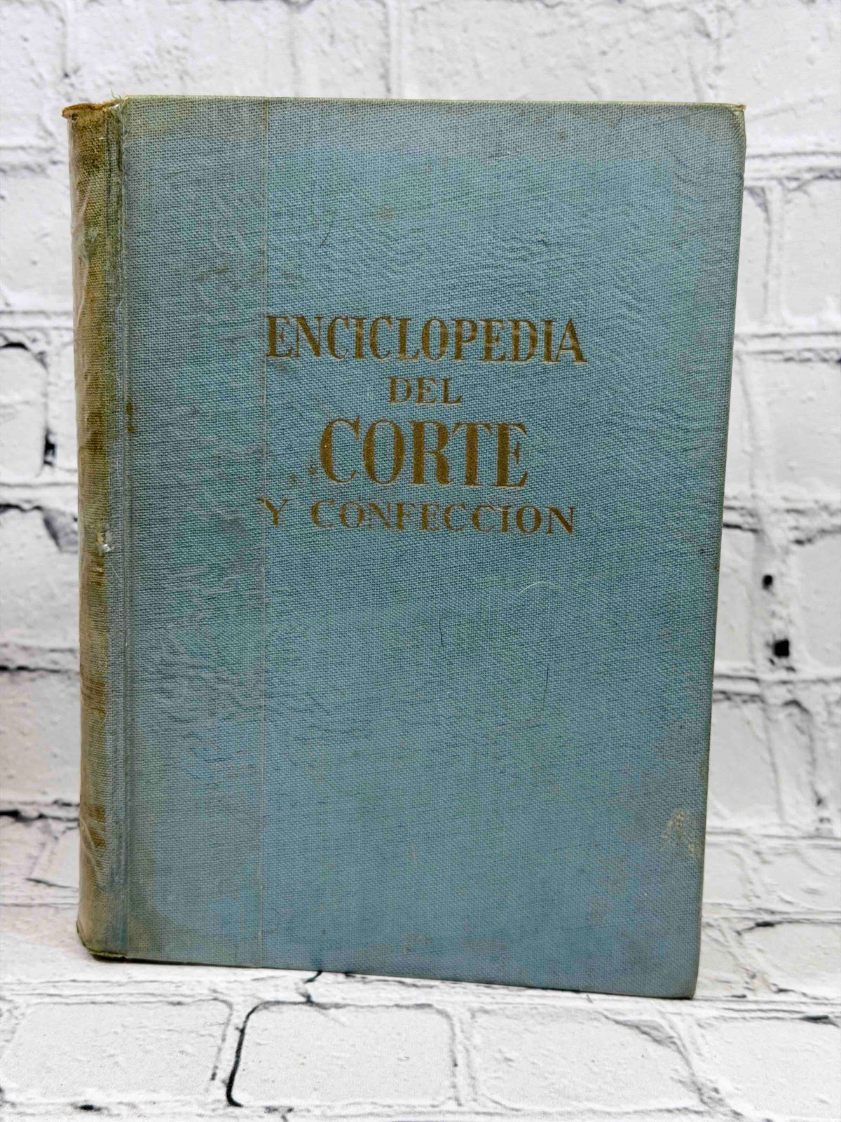 Enciclopedia del Corte y Confeccion by Ana-Maria Calera and Montserrat Marti, 1965 Gasso Hnos Hardcover - front cover
