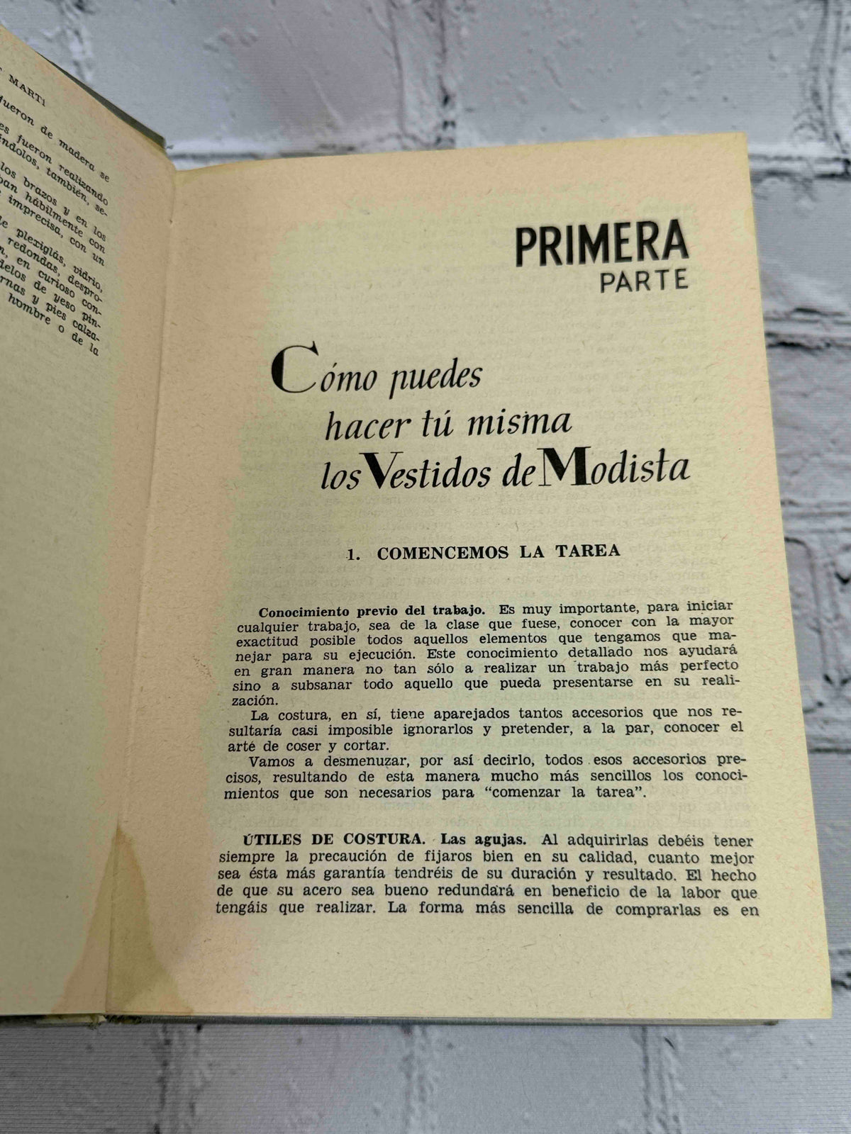 Enciclopedia del Corte y Confeccion by Ana-Maria Calera and Montserrat Marti, 1965 Gasso Hnos Hardcover - Primera Parte opening page