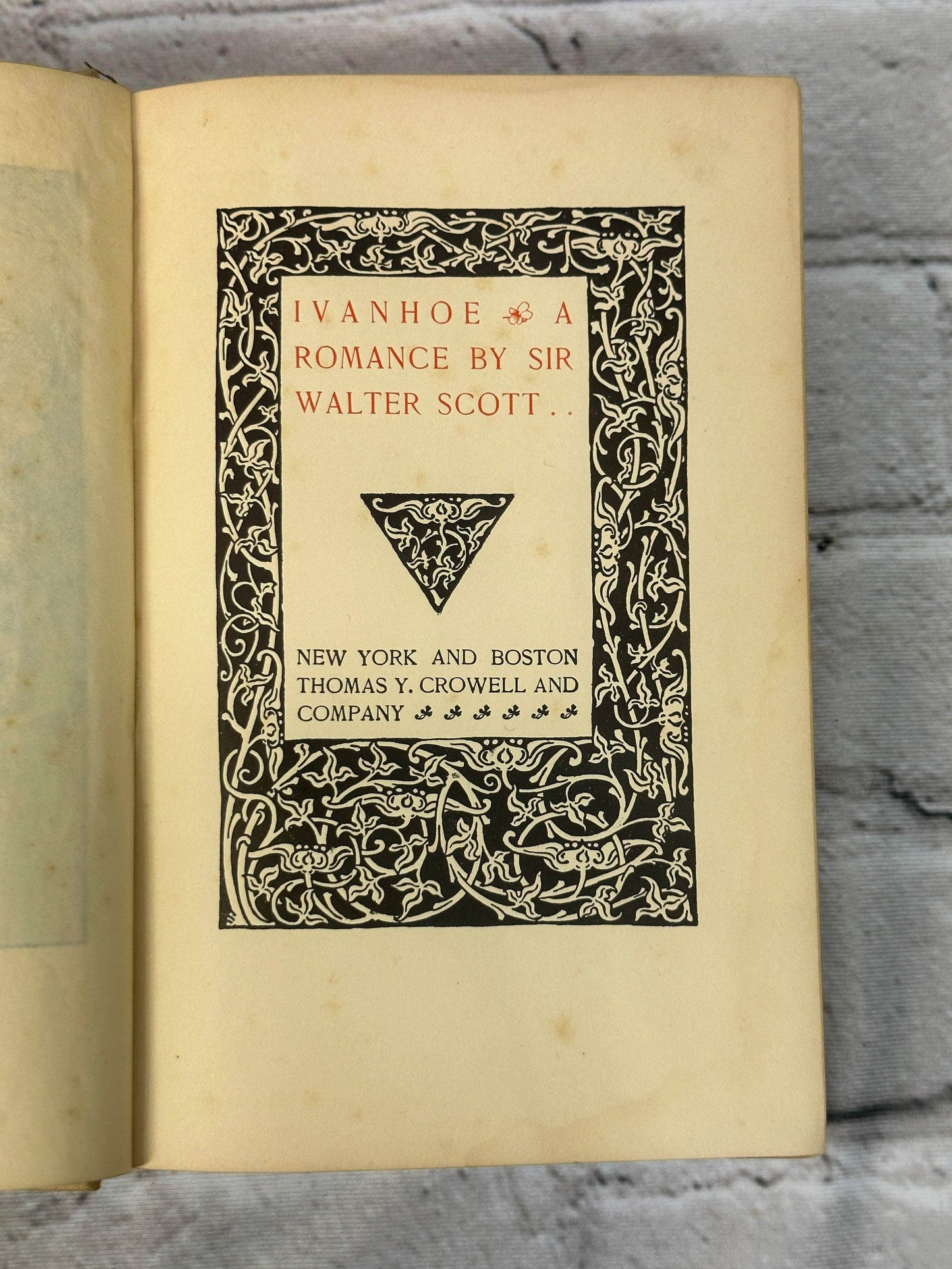 Flipped Pages Ivanhoe: A Romance by Sir Walter Scott [Thomas Y. Crowell & Company]