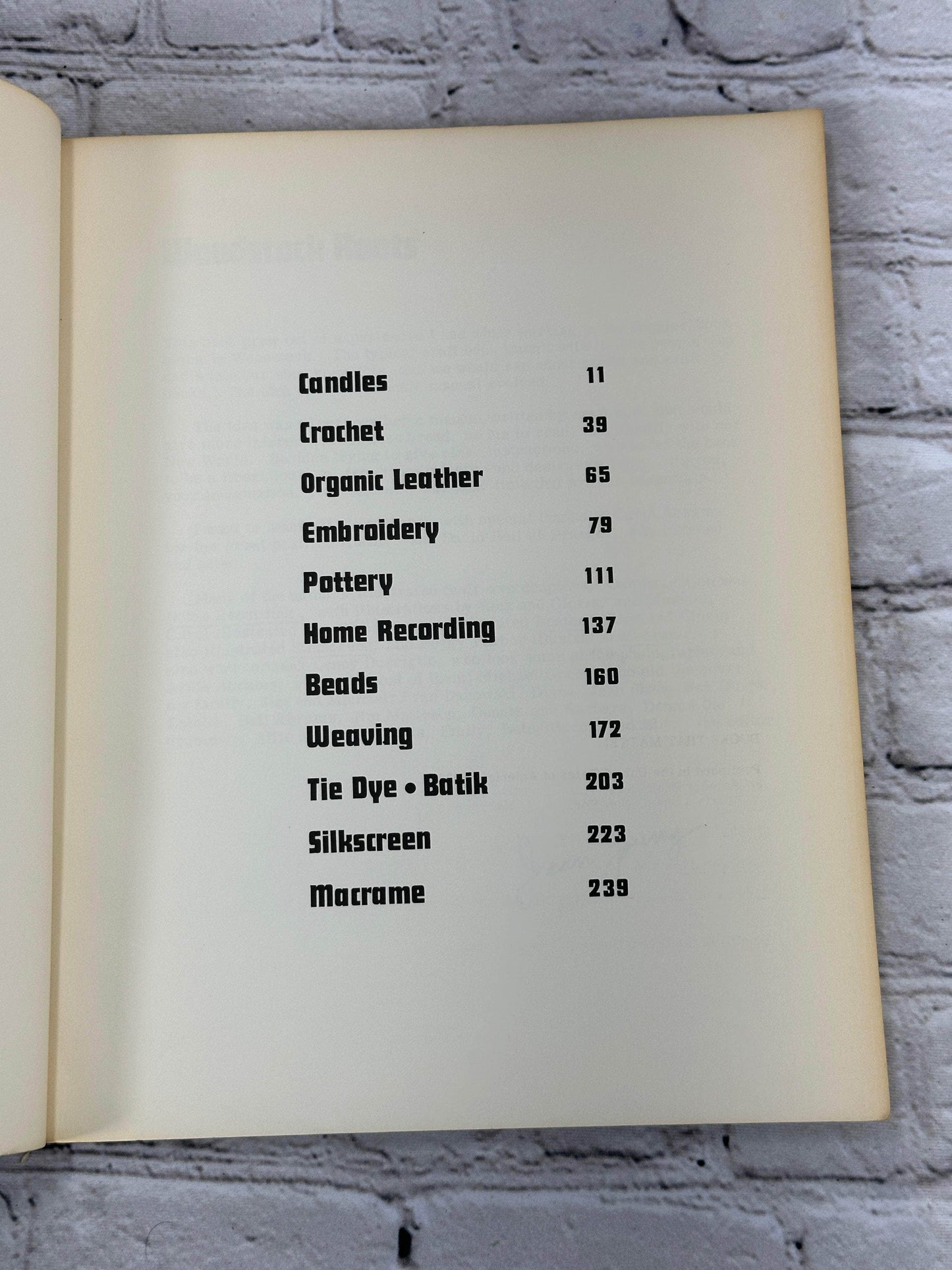 Flipped Pages Woodstock Craftsman's Manual By Jean Young [1st Edition · 1972]