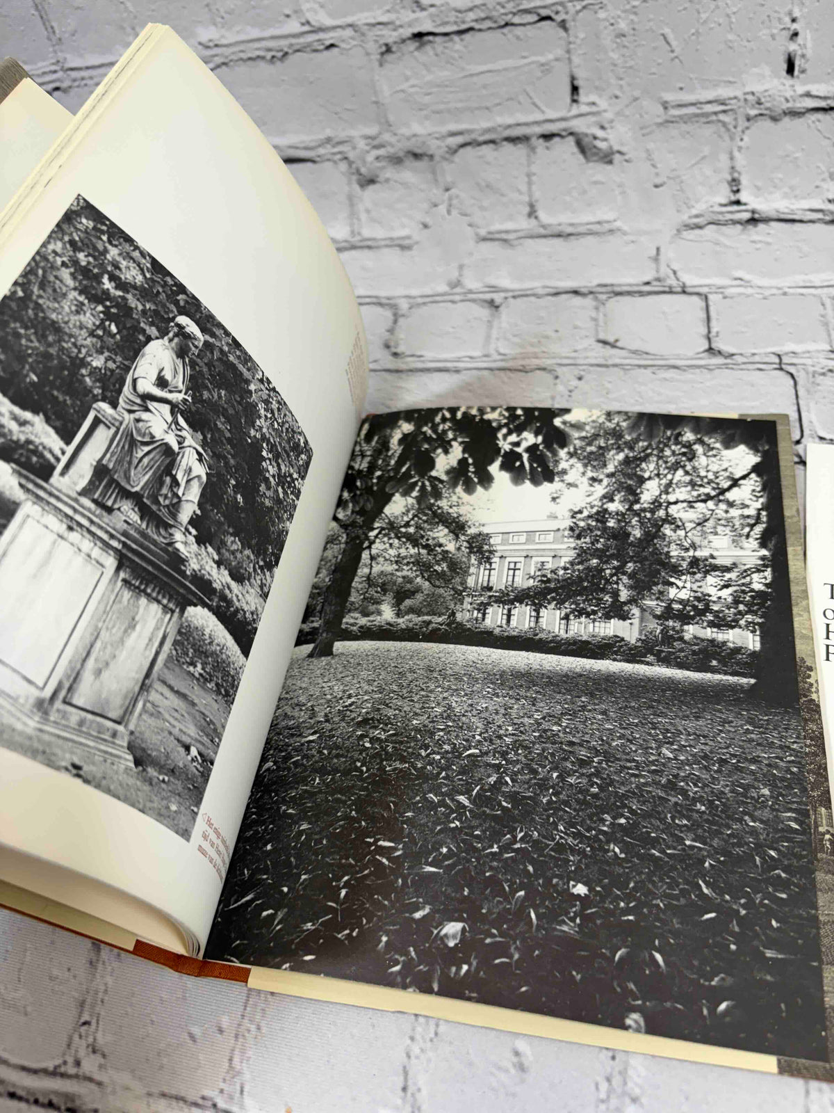 Provinciehuis Noord-Holland by Noortje de Roy van Zuydewijn, Provinciaal Bestuur van Noord-Holland hardcover - photographs of the garden and statue