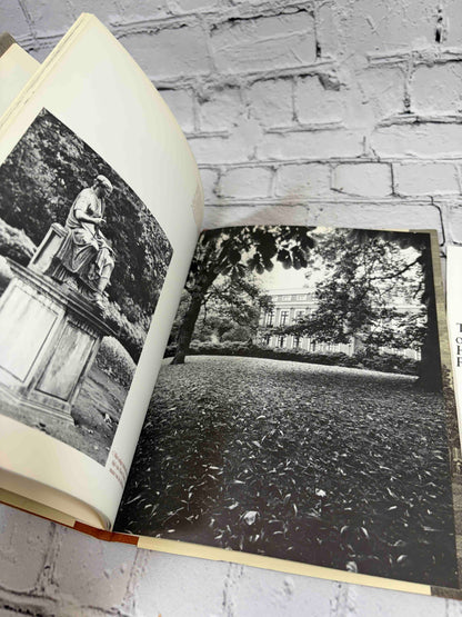 Provinciehuis Noord-Holland by Noortje de Roy van Zuydewijn, Provinciaal Bestuur van Noord-Holland hardcover - photographs of the garden and statue