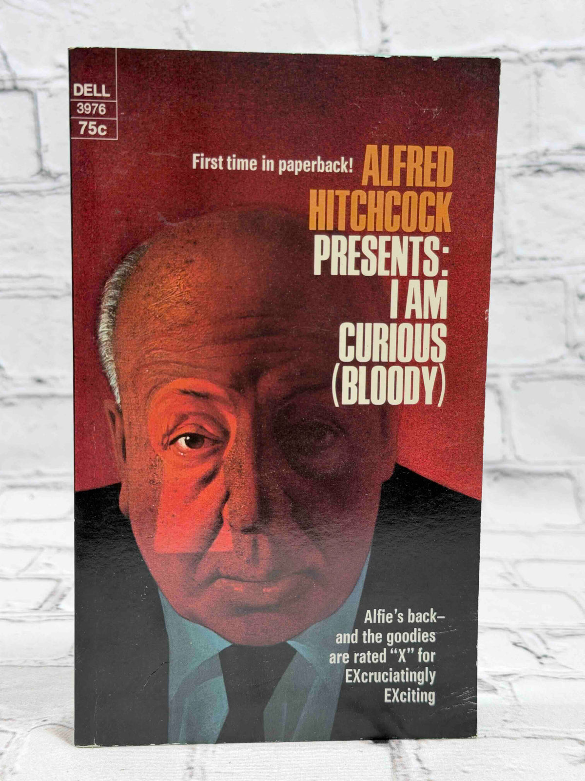 Alfred Hitchcock Presents: I Am Curious (Bloody), 1971 Dell paperback - front cover