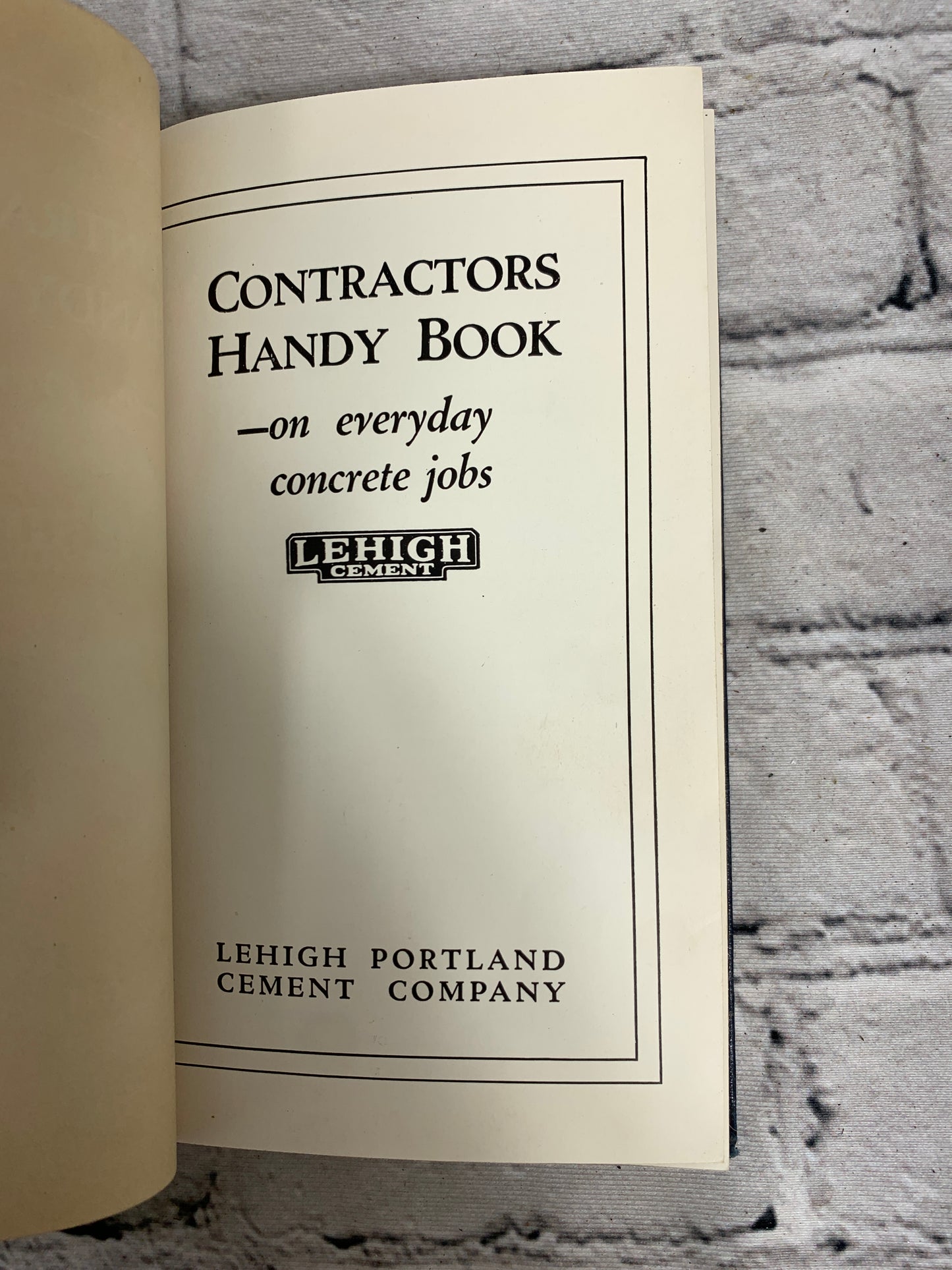 Contractors Handy Book on Everyday Concrete Jobs [Lehigh · 1926]