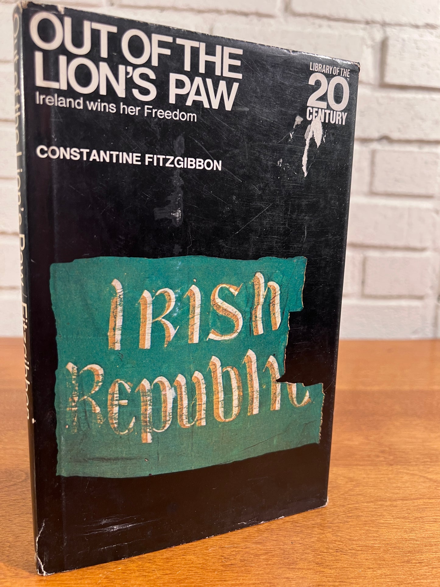 Out of the Lion's Paw, Ireland Win Her Freedom by Constantine Fitzgibbon