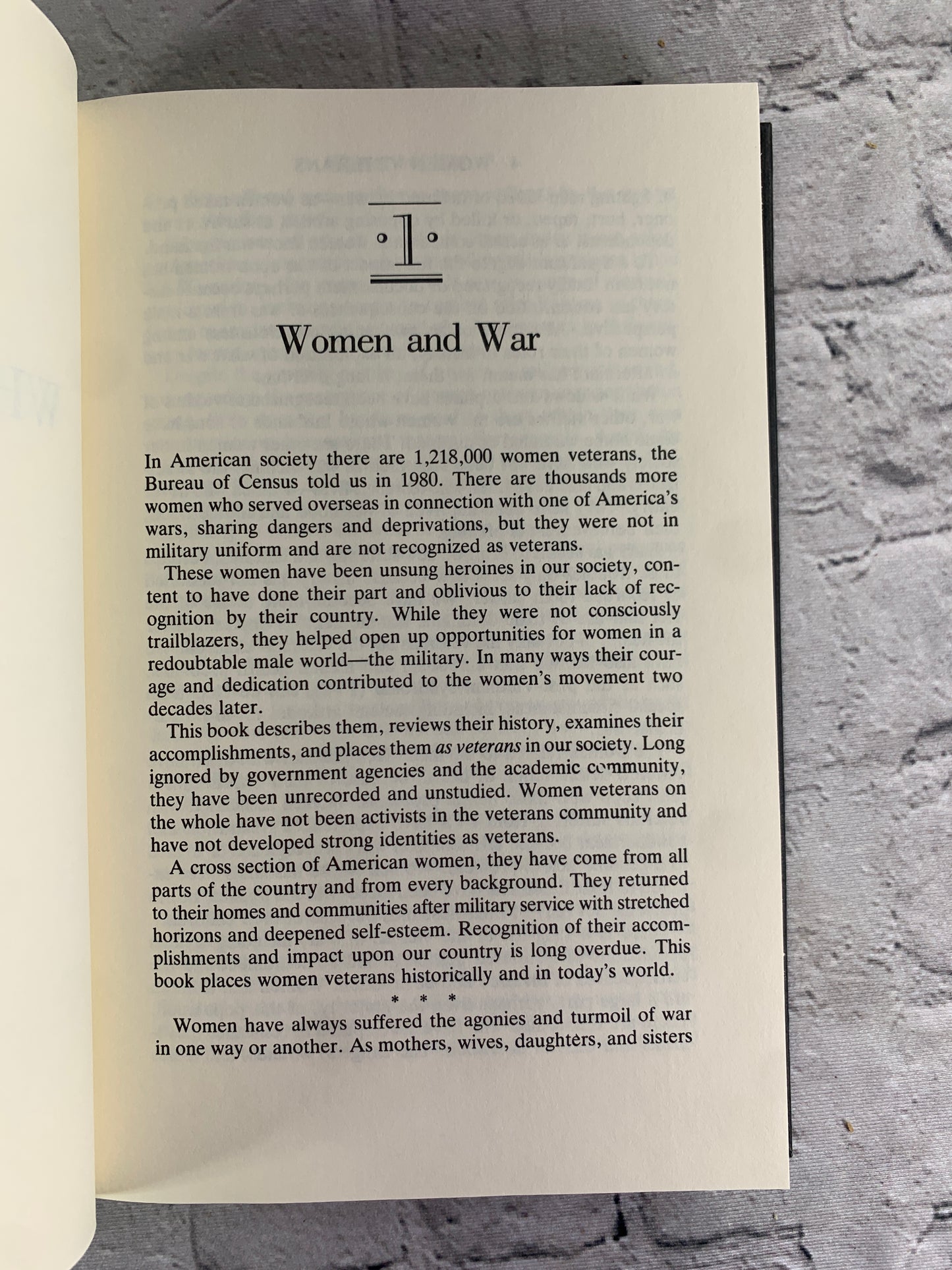 Women Veterans : America's Forgotten Heroines by June A. Willenz [Signed · 1983]