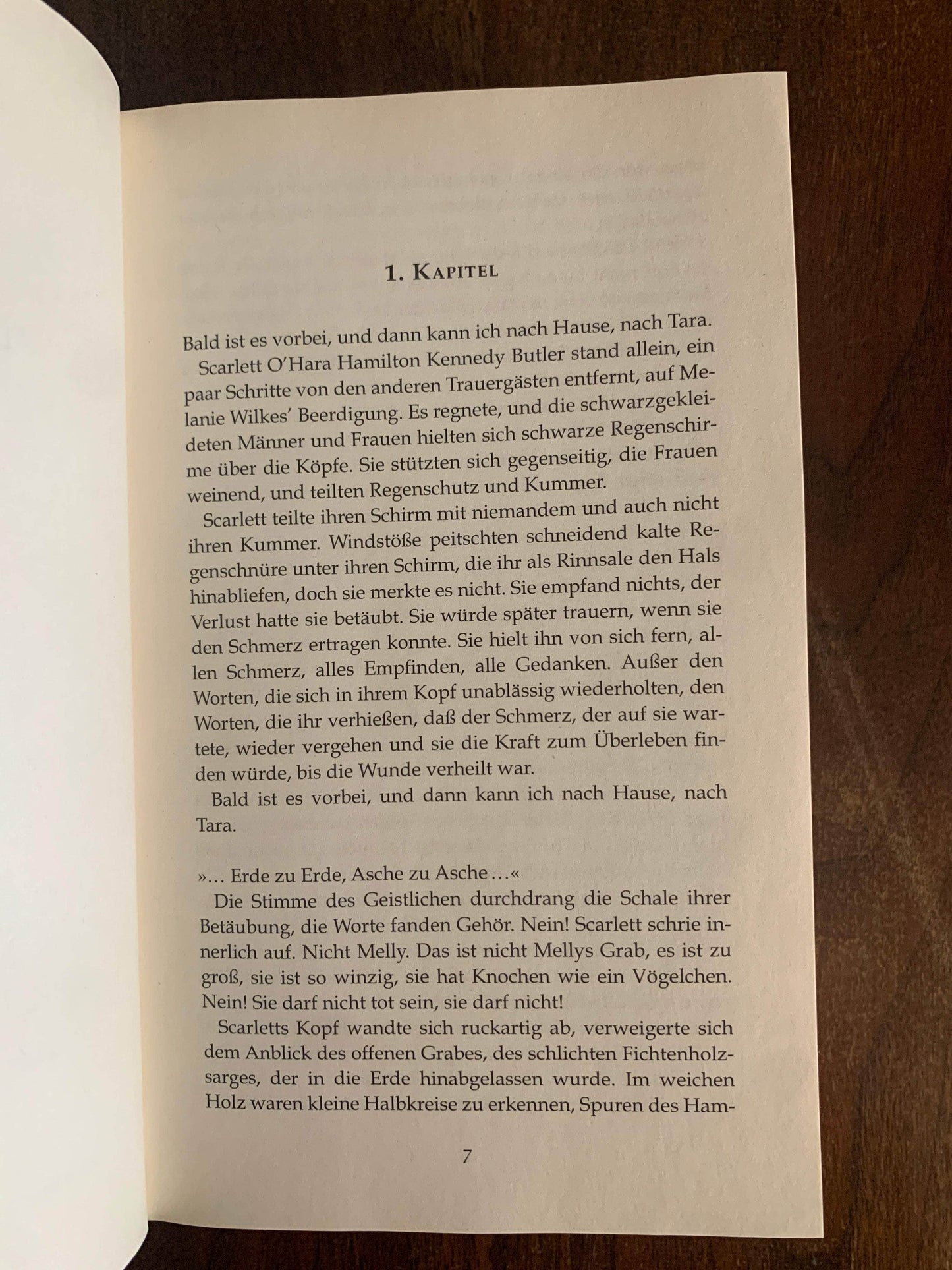 Flipped Pages Scarlett by Alexandra Ripley, Sequel to Gone with the Wind (German)