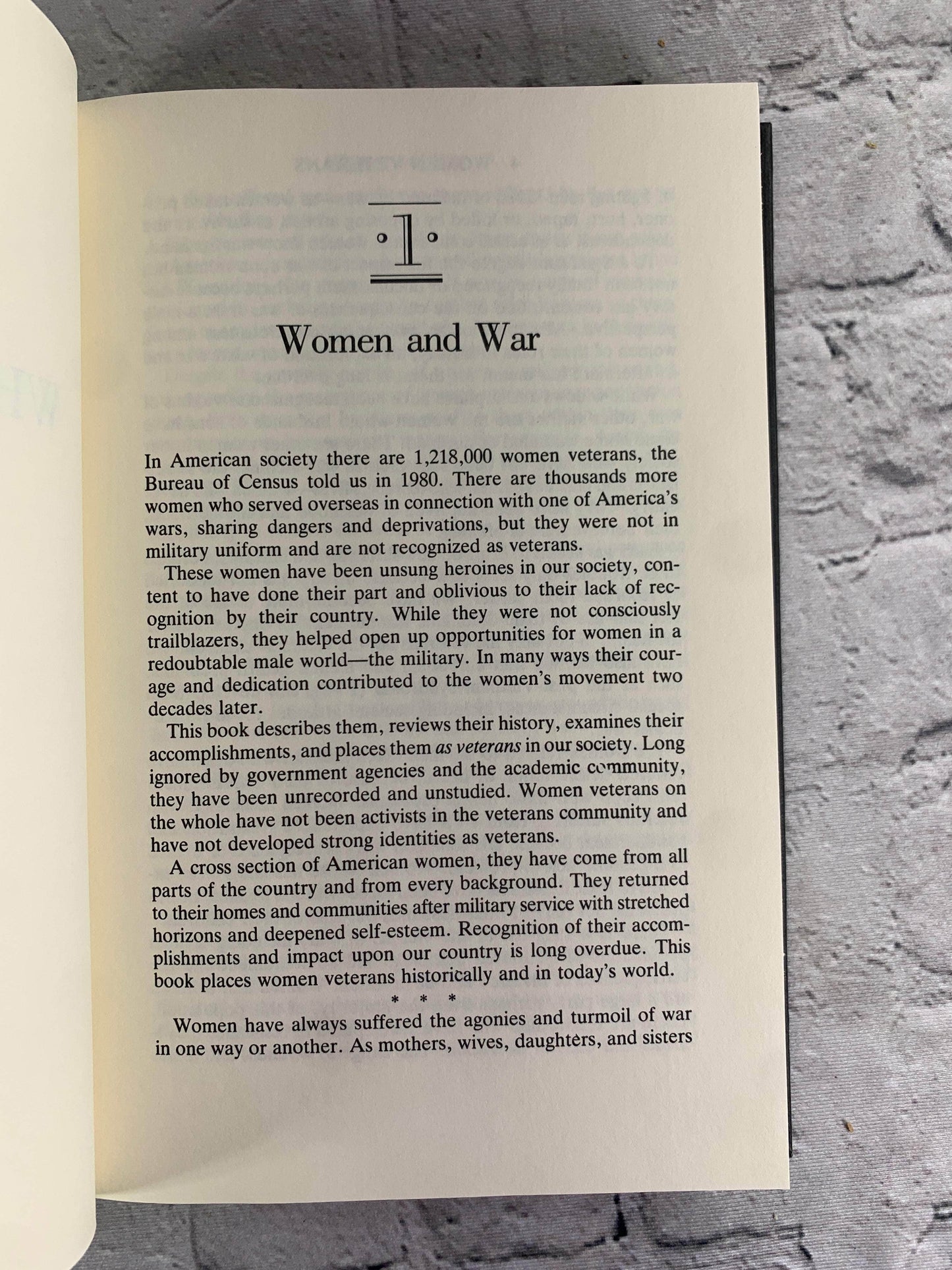 Flipped Pages Women Veterans : America's Forgotten Heroines by June A. Willenz [Signed · 1983]