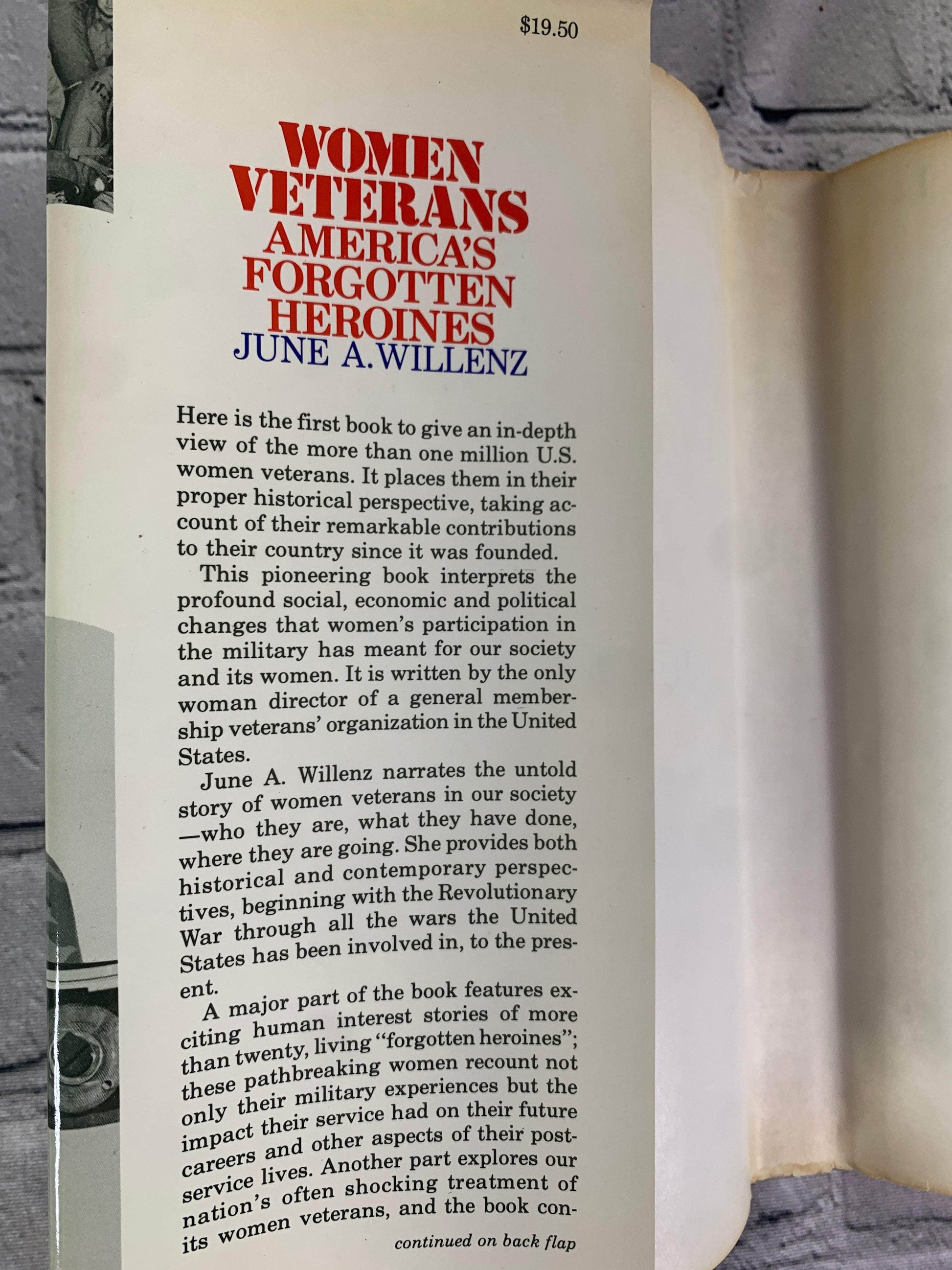 Flipped Pages Women Veterans : America's Forgotten Heroines by June A. Willenz [Signed · 1983]